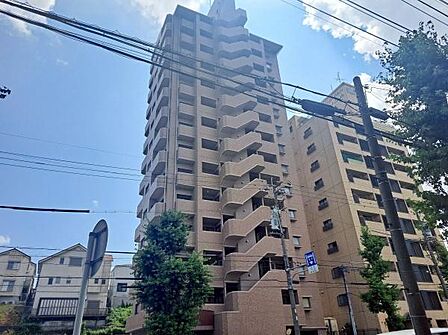街のランドマークとなる存在感ある外観デザイン。緑豊かな周辺環境と調和し、資産価値も期待できる一棟です。