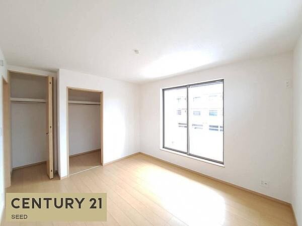 大きな窓が2箇所あって明るく開放的な部屋ですね。日当たりも良さそうで、寝室として使うのが楽しみになります。