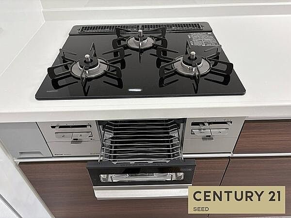 3口ガスコンロ搭載。複数の料理を同時進行でき、本格的な料理を楽しめます。