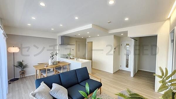 シンプルで洗練されたリビング空間。インテリアの自由度も高く、理想のお部屋に仕上がります