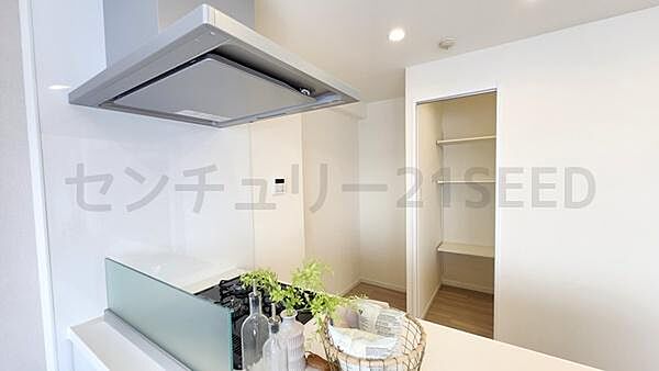 お手入れのしやすいフラット形状の換気扇を採用しています。