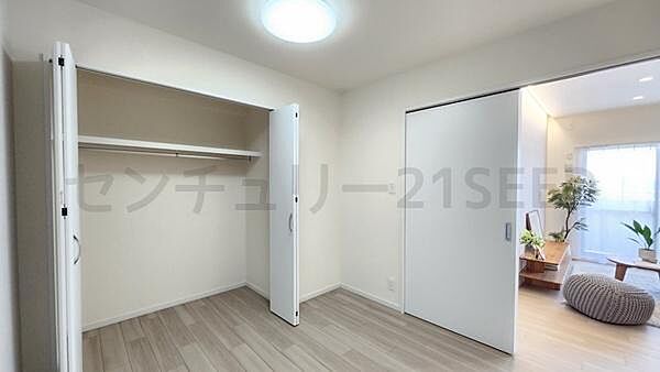 引き戸を採用し、家具のレイアウトの自由度が高い洋室です。