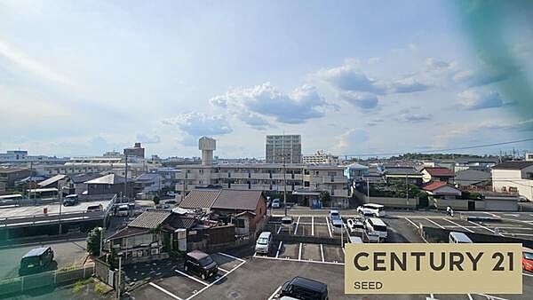 近くに高層建築がない為、遠くまで見晴らせます