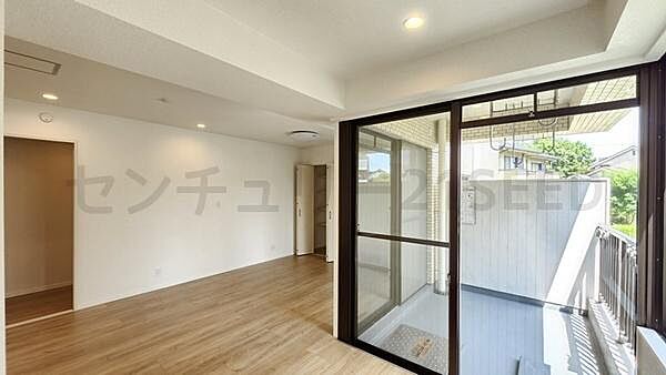 大きな掃き出し窓から、日中は明るい光が差し込みます。