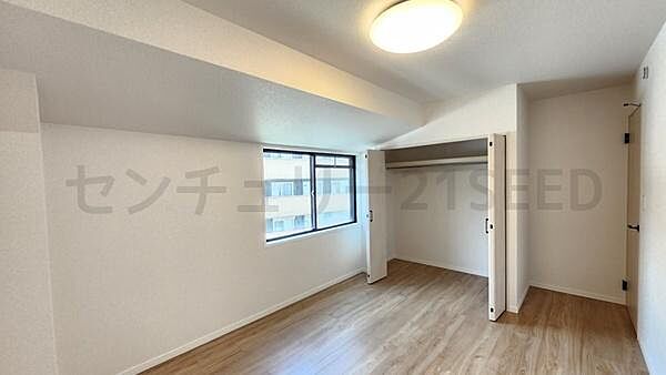 大容量の納戸を備え、大きな荷物もまとめて収納できます。