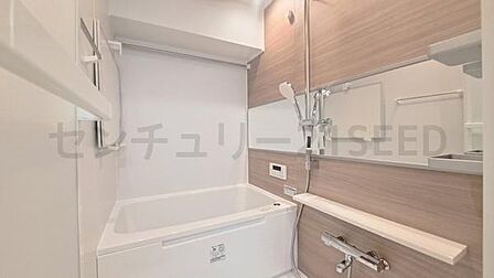 くつろぎの時間を演出する、落ち着いた色調でまとめられた浴室です。