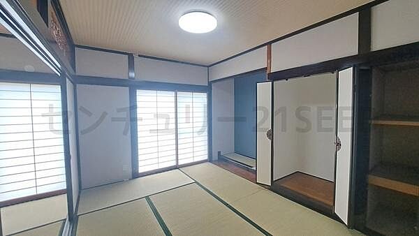 引き戸を開ければ隣の和室と一体的に使える、続き間仕様の和室です。