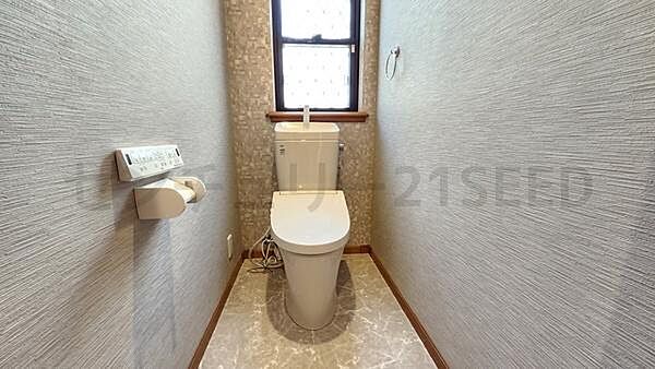 小窓を設けたトイレで、自然換気ができ明るい空間です。