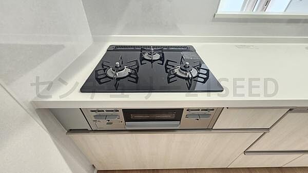 3口ガスコンロを採用し、複数の調理を同時に進められます。