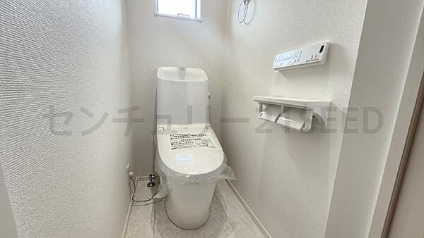 小窓を設けたトイレで、自然換気ができ明るい空間です。