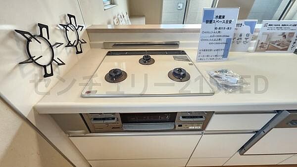 3口ガスコンロを採用し、複数の調理を同時に進められます。