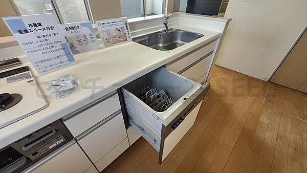 家事の負担を軽減してくれる食器洗い乾燥機を標準で備えています。