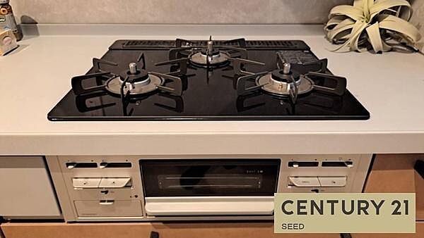 3口ガスコンロ、換気扇、グリル完備で日々のキッチン作業も楽々快適です。
