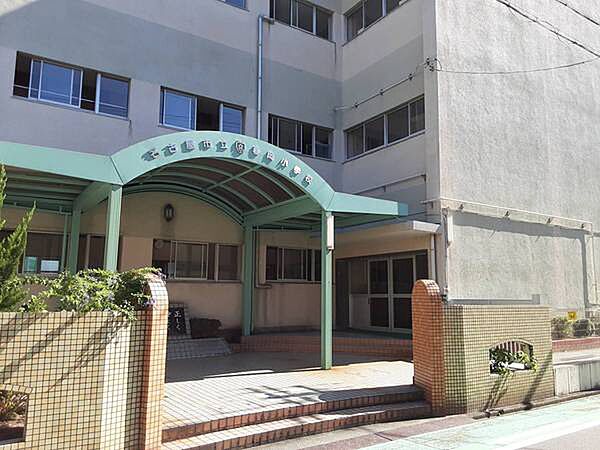 名古屋市立春岡小学校まで243m