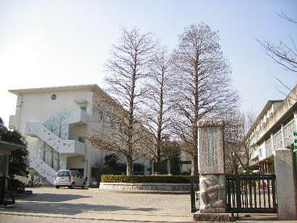 岡崎市立竜美丘小学校まで730m