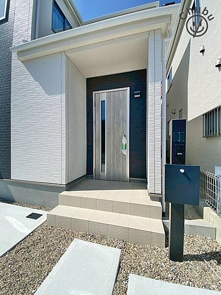 雨の日に安心な屋根付きの玄関ポーチ　上質感漂う玄関へのアプローチ。流行に左右されず、将来にわたって価値が継続する「上質」な佇まい。暮らしを豊かにしてくれる住空間を実現しております！
