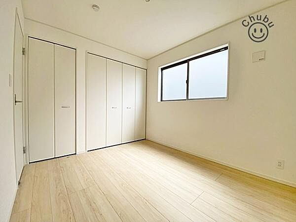 家族一人ひとりにあわせたプライベートな空間。充分な広さとクローゼットを設置したお部屋はお子様の成長を促します！お子様の成長を支える、勉強や好きなことに没頭する学びの空間にピッタリです！