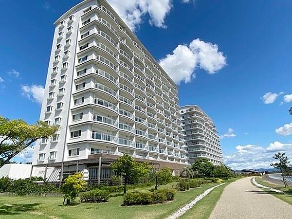 マンションの目の前にある海沿いの遊歩道は、ジョギングやサイクリングに最適です！