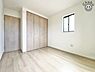 子供部屋：家族一人ひとりにあわせたプライベートな空間。充分な広さとクローゼットを設置したお部屋はお子様の成長を促します！お子様の成長を支える、勉強や好きなことに没頭する学びの空間にピッタリです！