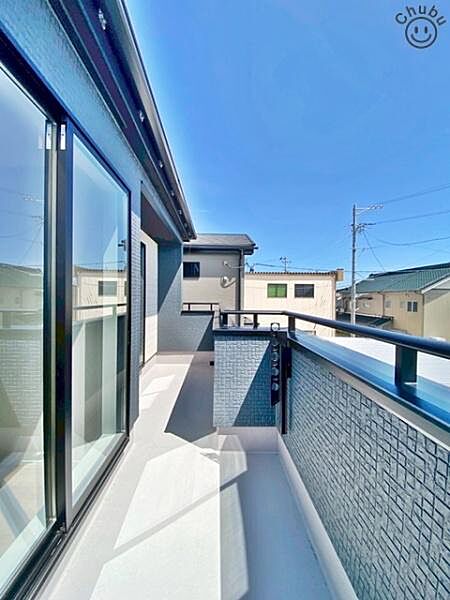建物の内側に設置されるインナーバルコニーは、天候の影響を受けにくく、急な雨でも洗濯物が濡れにくくなり安心です！お洗濯だけでなく、ちょっとしたリラックスができるゆとりある空間になりそうです！