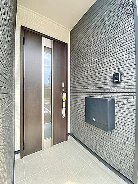 雨の日に安心な屋根付きの玄関ポーチ　上質感漂う玄関へのアプローチ。流行に左右されず、将来にわたって価値が継続する「上質」な佇まい。暮らしを豊かにしてくれる住空間を実現しております！