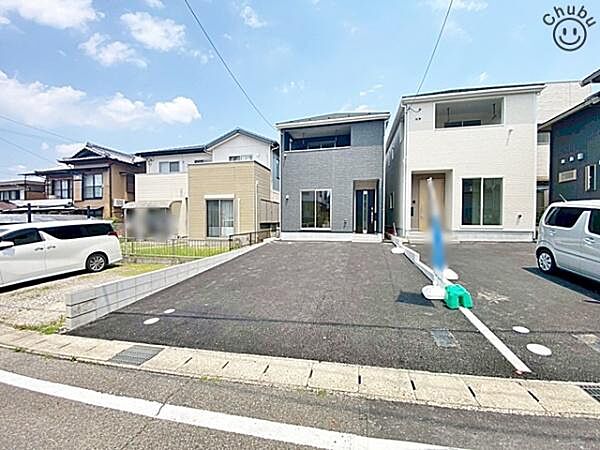 お車は2台駐車可能(車種による)！ぜひ現地にて、実際の建物・駐車・環境・街並み・日当たりなどなどご確認ください！平日・お仕事帰りなど、いつでもご案内できますので、お気軽にお問い合わせください！