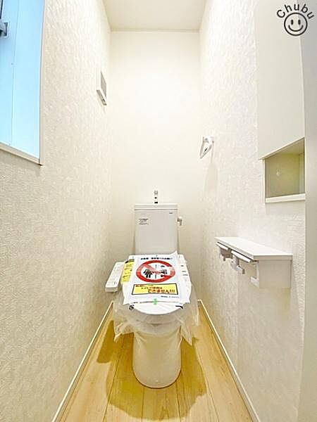 スタンダードな手洗いタンク一体型トイレ！いつも清潔にお使いいただけるよう温水洗浄暖房便座付きのため、快適な毎日を送ることができます！トイレは2ヶ所あるので、忙しい朝の混雑時もスムーズなため大活躍！