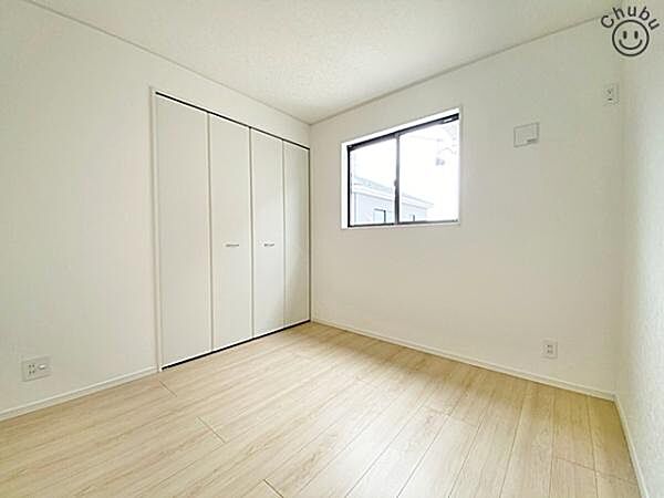 家族一人ひとりにあわせたプライベートな空間。充分な広さとクローゼットを設置したお部屋はお子様の成長を促します！お子様の成長を支える、勉強や好きなことに没頭する学びの空間にピッタリです！