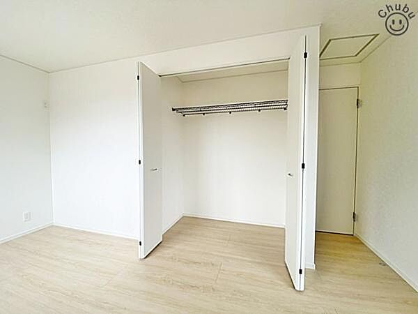 各居室に収納付きです！暮らしやすさを大きく左右する収納を、しっかりと配置しお部屋を最大限広くご活用できるよう工夫しております！通風と採光を考慮した居室空間をより広々と使えます！