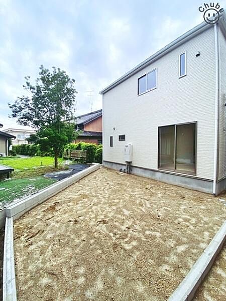 お庭はお子様の遊び場にもピッタリ！日当たりの良いお庭は様々な利用が可能です。アウトドアチェアを置けばホッと一息つける空間にも変わります！