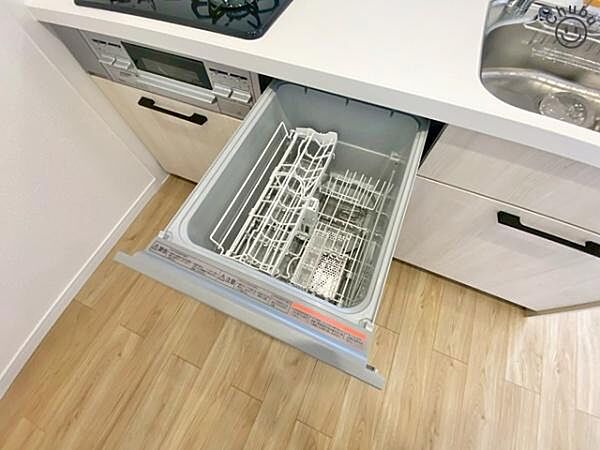 食器洗い乾燥機　食後の家事負担軽減だけでなく節水にも役立ちます！空いた時間をほかの家事にあてることが可能です。 食洗機は食器を洗いながら庫内も洗っているので、使用後のお手入れに手間がかかりません。