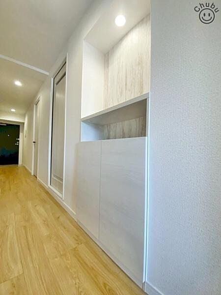 ホールには収納があり、生活空間の整理整頓を保つことができます！掃除機や買いだめの日用品、防災用品、季節物など様々なものを収納できます！あると便利な収納をしっかり配置しました！
