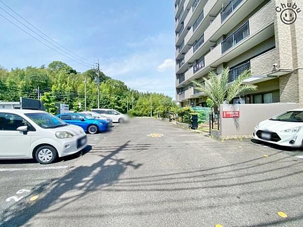 お車は2台駐車可能(車種による)！ぜひ現地にて、実際の建物・環境・街並み・日当たりなどなどご確認下さい！平日・お仕事帰りなど、いつでもご案内できますので、お気軽にお問い合わせ下さい！