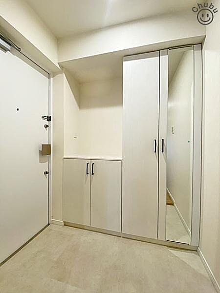 家族の靴もしっかり収納できるシューズクローゼットがついています！これなら散らかりがちな玄関もスッキリと片付き、訪れる人を気持ちよく迎えてくれます！