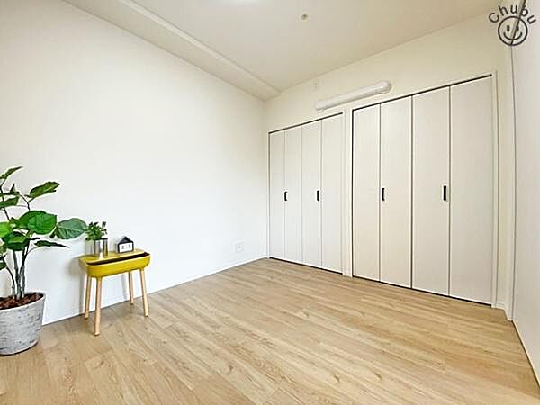 各居室に収納付きです！暮らしやすさを大きく左右する収納を、しっかりと配置しお部屋を最大限広くご活用できるよう工夫しております！通風と採光を考慮した居室空間をより広々と使えます！