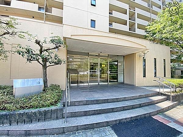 いつも清潔に保たれたエントランス部分　総戸数176戸のマンションです