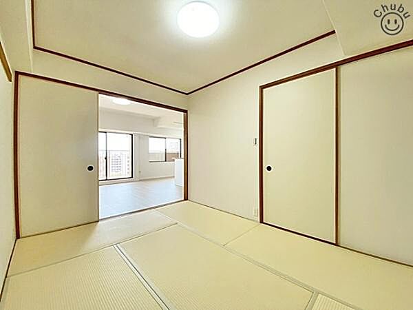 リビングに隣接した和室は小さなお子様の遊び場やお昼寝スペース、洗濯物を畳んだりとミセスコーナーとしても使えます。来客時の客室としても利用できるため、あると便利な使い勝手の良い空間です！