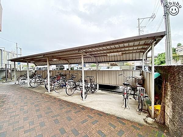 屋根付き駐輪場　雨が降っても屋根付きで安心です。