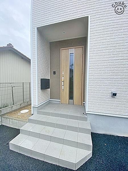 雨の日に安心な屋根付きの玄関ポーチ　上質感漂う玄関へのアプローチ。流行に左右されず、将来にわたって価値が継続する「上質」な佇まい。暮らしを豊かにしてくれる住空間を実現しております！