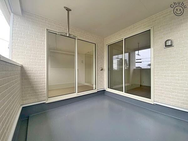 建物の内側に設置されるインナーバルコニーは、天候の影響を受けにくく、急な雨でも洗濯物が濡れにくくなり安心です！お洗濯だけでなく、ちょっとしたリラックスができるゆとりある空間になりそうです！