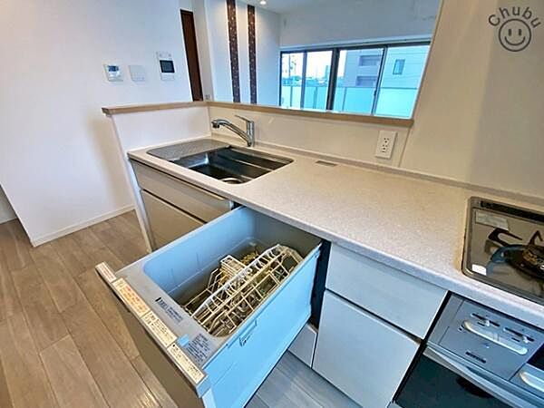 食器洗い乾燥機　食後の家事負担軽減だけでなく節水にも役立ちます！空いた時間をほかの家事にあてることが可能です。 食洗機は食器を洗いながら庫内も洗っているので、使用後のお手入れに手間がかかりません。
