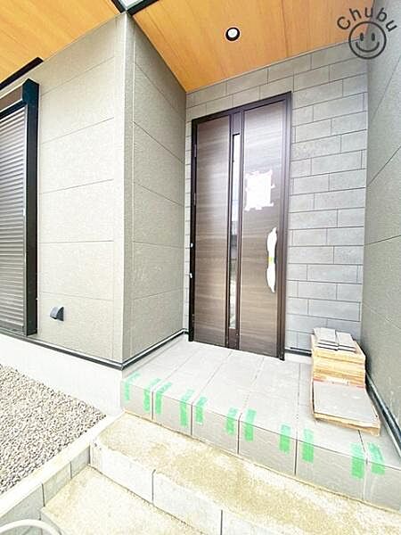 雨の日に安心な屋根付きの玄関ポーチ　上質感漂う玄関へのアプローチ。流行に左右されず、将来にわたって価値が継続する「上質」な佇まい。暮らしを豊かにしてくれる住空間を実現しております！