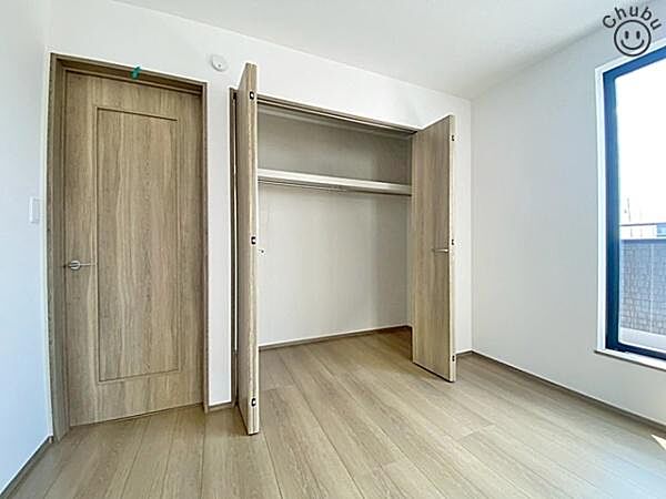 しっかり収納できるクローゼットが設置されています！スーツケースなど大きいものが置け、ご夫婦の衣類や荷物、季節物、思い出の品まで大容量の収納が可能！お家がスッキリ片付きます！