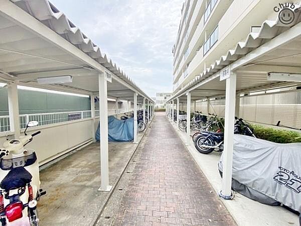 屋根付き駐輪場　雨が降っても屋根付きで安心です。