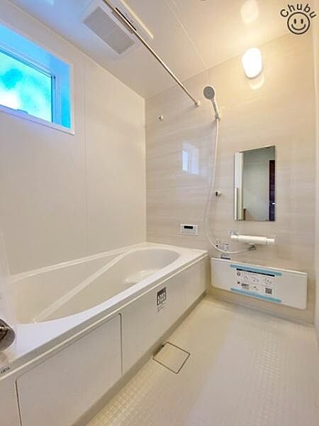 浴室乾燥機付きのバスルーム。　雨や梅雨の時期でも快適にお洗濯ができるだけなく、冬の寒い日は暖めておくとヒートショック対策にもなります！ゆったり入れる浴槽は一日の疲れを癒してくれる場所です！