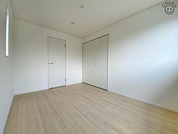 家族一人ひとりにあわせたプライベートな空間。充分な広さとクローゼットを設置したお部屋はお子様の成長を促します！お子様の成長を支える、勉強や好きなことに没頭する学びの空間にピッタリです！