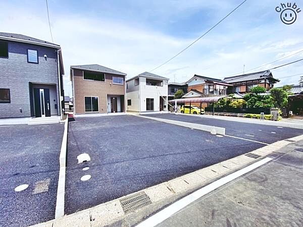 お車は2台駐車可能(車種による)！ぜひ現地にて、実際の建物・駐車・環境・街並み・日当たりなどなどご確認ください！平日・お仕事帰りなど、いつでもご案内できますので、お気軽にお問い合わせください！