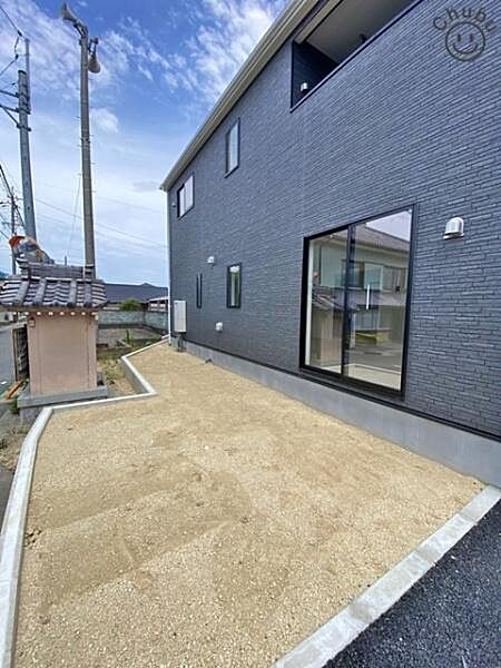 お庭はお子様の遊び場にもピッタリ！自宅なら安心です。ペットの日光浴やグリーンを育てたり、日当たりの良いお庭は様々な利用が可能です。アウトドアチェアを置けばホッと一息つける空間にも変わります！