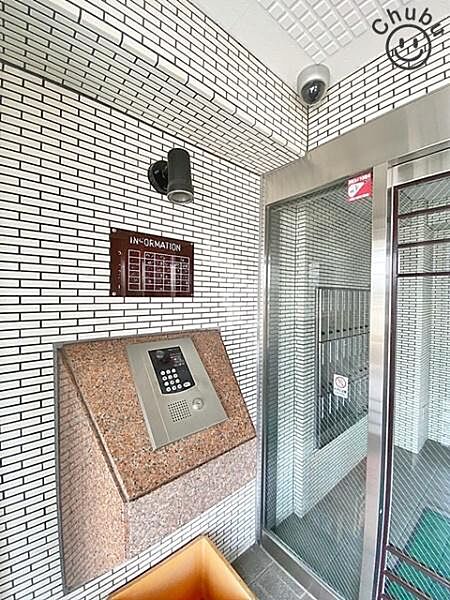 オートロック付きのため、防犯面などがより安心なマンションです！オートロックの解錠には鍵などが必要なため、関係者以外の人が簡単には侵入できない仕組みになっています。セールスなどの訪問にも安心です。