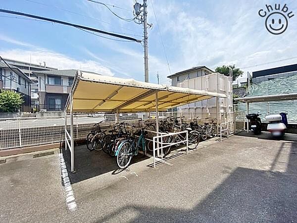 屋根付き駐輪場　雨が降っても屋根付きで安心です。